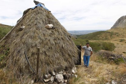 Rubén Valín Tascón  junto al chozo reconstruido