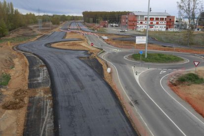 Estado que presentaban ayer domingo por la tarde las obras del acceso sur a León.