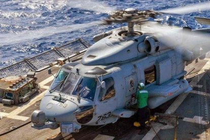 Un helicóptero en el USS Abraham Lincoln.