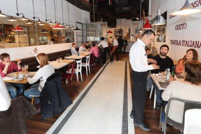 Imagen de archivo de uno de los restaurantes del centro comercial El Rosal de Ponferrada. L. DE  LA MATA