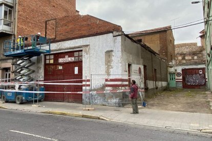 Los operarios han comenzado por desmontar el tejado de la nave que oculta el antiguo molino Sidrón. RAMIRO