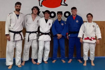 Los judocas del Club Kyoto leonés brillaron en la fase sector celebrada en Santiago de Compostela. DL