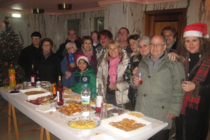 Imagen de algunos de los vecinos del inmueble durante la celebración