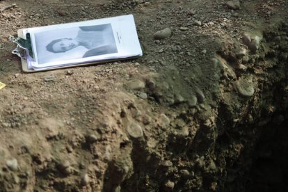 Sacan los restos de Genara de la tumba del cementerio de León. F. Otero Perandones.