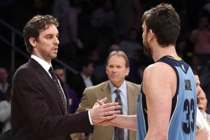 Pau Gasol saluda a su hermano Marc antes del partido que ha enfrentado este domingo a los Lakers y los Grizzlies.