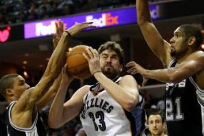 Marc Gasol puja por el control del balón ante la férrea defensa de Hill y Tim Duncan.