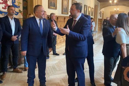 El presidente del Principado de Asturias, Adrián Barbón ha aprovechado el primer viaje comercial por la Variante de Pajares para celebrar una visita institucional a León. En la imagen con el presidente de la Diputación, Gerardo Álvarez Courel. DL