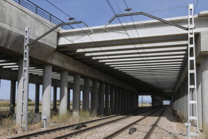 Las pruebas de la catenaria son el primer paso. En la foto, trazado del AVE a León.