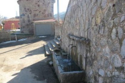 Fuente de la que mana el agua del manantial de Baños, en Villanueva de la Tercia