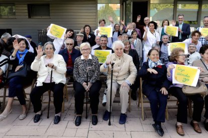 Familiares y usuarios posan en el centro de León para reivindicar la identidad de las personas afectadas y más investigación para curar el Alzhéimer. MARCIANO PÉREZ