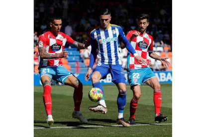 Lugo y Deportiva empataron sin goles en el duelo que les midió en la pasada temporada. L. DE LA MATA