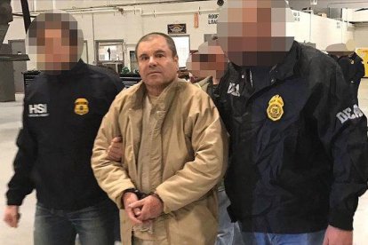 Joaquín ’El Chapo’ Guzmán, escoltado en Ciudad Juárez por la policía mexicana para su extradición a Estados Unidos.