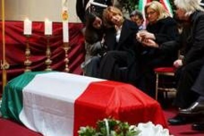 La familia del héroe nacional italiano en la ceremonia religiosa que ayer se celebró en Roma