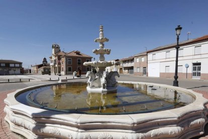 El municipio de Bustillo del Páramo puede presumir de tener a todos los ocho pueblos que lo conforman con una imagen cuidada con plazas en las que sentarse y ver pasar la noción de tiempo, así como parques infantiles y otras zonas recreativas y deportivas que no dejan indiferentes ni a pequeños ni a mayores. Un municipio en el que la agricultura lo es todo desde tiempos ancestrales que ha sabido adaptarse a los nuevos tiempos para ofrecer a todos sus vecinos los mejores servicios posibles para su día a día.