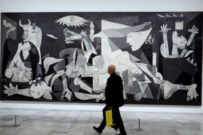 Un visitante pasa delante del ‘Guernica’. CHEMA MOYA