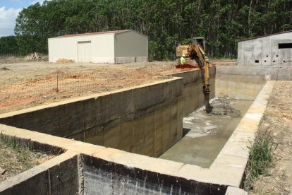 Las máquinas ya trabajan en el lugar donde se construirá la Edar del municipio de Riego.