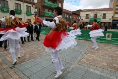 El espectáculo de los bailarines tampoco faltó en la jornada de ayer