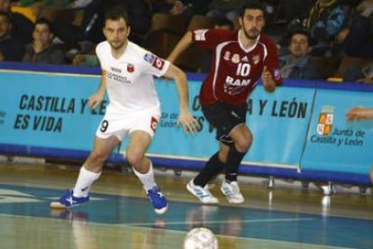 Chano (d) será esta tarde ante el Arcebansa Zamora la referencia ofensiva del equipo leonés