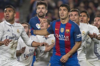 Seis jugadores del Madrid y los barcelonistas Suárez y Piqué, en el último clásico del Camp Nou.