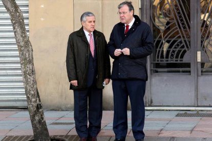 Emilio Gutiérrez y Antonio SIlván a la salida de la cafetería frente al Hostal san Marcos donde tomaron juntos un café