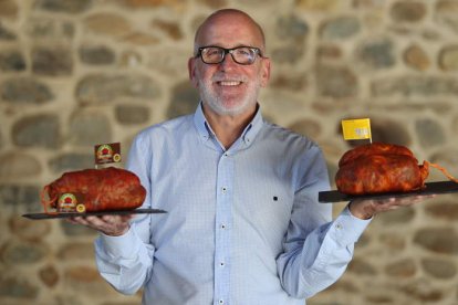 Óscar Ramos, presidente de la Indicación Geográfica Protegida Botillo del Bierzo, con dos piezas en la mano. L. DE LA MATA