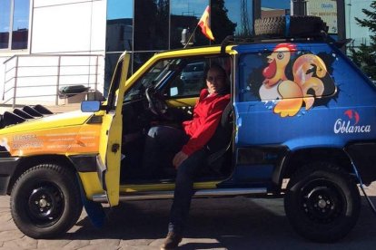 El leonés Carlos Hernández posa con su Fiat Panda. DL