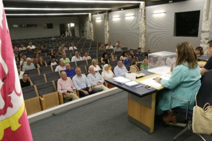 Los leonesistas votan a sus tres diputados para gobernar en el Palacio de los Guzmanes. FERNANDO OTERO