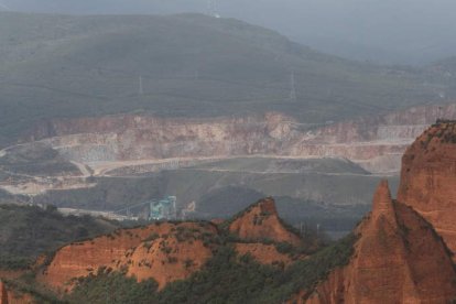 Imagen de la cantera de Catisa en Carucedo, que ocupa unas 63 hectáreas y causa impacto visual desde el mirador de Orellán. ANA F. BARREDO