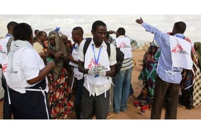 Trabajadores de Médicos Sin Fronteras, en el campo de refugiados de Dadaab, el pasado agosto.