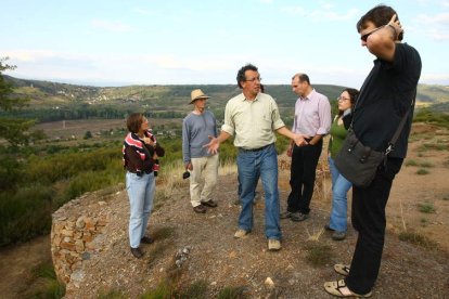 Sánchez-Palencia, junto a investigadores del CSIC en el Castro de Borrenes, en 2008. L. DE LA MATA