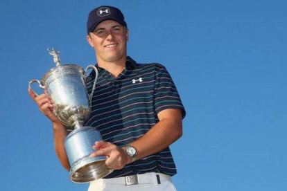 El golfista estadounidense Jordan Spieth, con el trofeo que lo acredita como ganador del Abierto de EEUU.