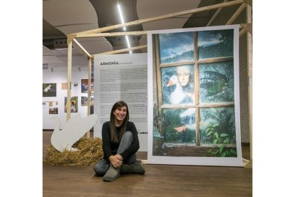 La fotoperiodista Ana Palacios posa en su exposición de Zaragoza. JAVIER CEBOLLADA