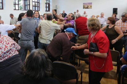 La reunión vecinal se celebró en la sede de la calle Matadero. L. D. M.Partidarios de los dos sectores durante el enfrentamiento. L. D. M.