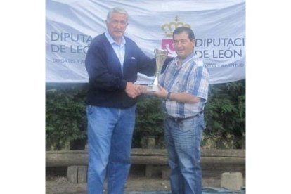 Roberto Álvarez entrega la copa a Antonio Rodríguez.