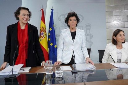 Magdalena Valerio, Isabel Celaá y Reyes Maroto, en una rueda de prensa posterior al Consejo de Ministros.