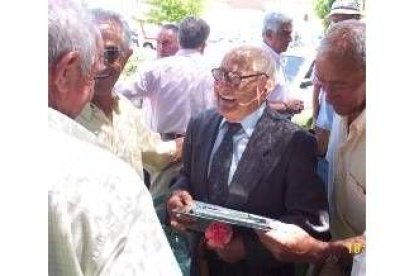 Julio Rodríguez posa sonriente con la placa que le entregó Mansurle