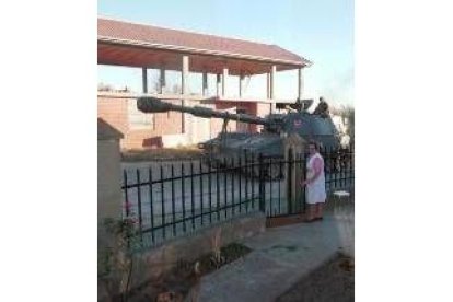 Un tanque cruza por un pueblo camino del campo de tiro del Teleno