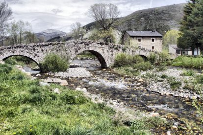 Uno de los principales reclamos turísticos  de Lugueros es su playa fluvial, donde propios y extraños se divierten a lo largo de toda la temporada estival bañándose en las aguas del río Curueño.