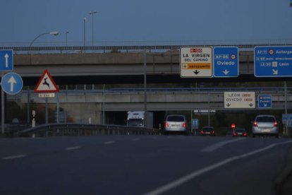 Un trecho sin iluminar en el entronque de la N-120 y la AP-66 a la caída de la tarde; la luz eléctrica tampoco llega en la noche. FERNANDO OTERO