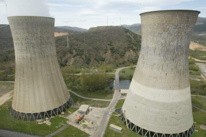 Las torres miden 100 metros de altura y el diámetro en la base es de 73 metros, con más de 9.000 toneladas de peso cada una. RAMIRO