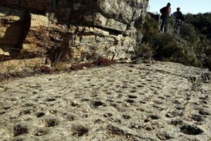 Izquierda, una piedra decorada con cazoletas en la Maragatería; derecha, el santuario de Göbekli Tep