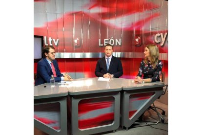 Alfonso Fernández Mañueco, Germán Gavela y Elena Rodríguez Costilla, durante la entrevista. DL