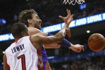 Kyle Lowry frustra una canasta de Pau Gasol.