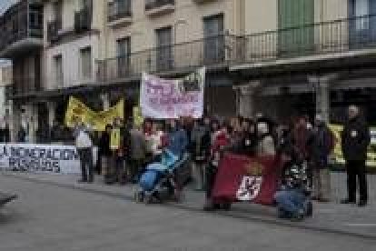 El grupo de manifestantes combatió el frío con sus gritos contra las incineradoras