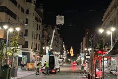 La instalación del cableado de las luces de Navidad ya ha comenzado en León. DL