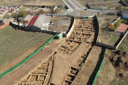 Detalle de restos de Ad Legionem que ‘interrumpen’ la construcción del vial entre Puente Castro y la Lastra. DL