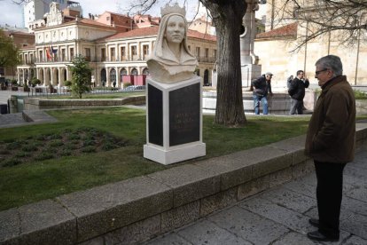 Un hombre contempla el busto de Doña Urraca. RAMIRO