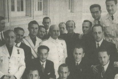 Franco, rodeado, en la inauguración de la térmica. FUNDACIÓN ENDESA.