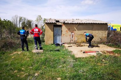Dos agentes de la Policía Local de San Andrés y un efectivo de Sacyl junto al pozo en el que cayó el menor.