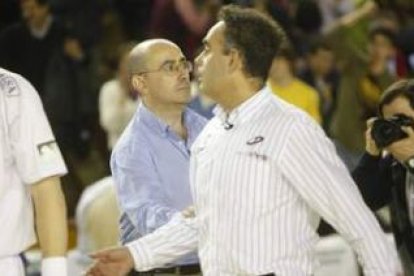 Jordi Ribera y Juan Carlos Pastor, los técnicos del Reale Ademar y Valladolid, en un partido.